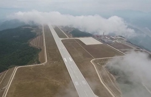 Trung Quốc mở cửa sân bay ‘nằm trên biển mây’