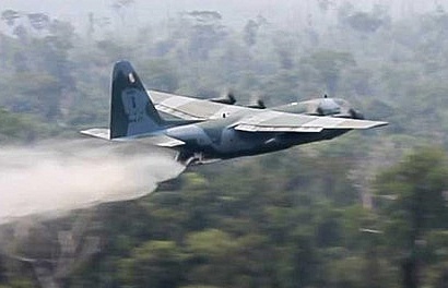 Brazil điều máy bay chiến đấu bơm nước dập lửa ở rừng Amazon