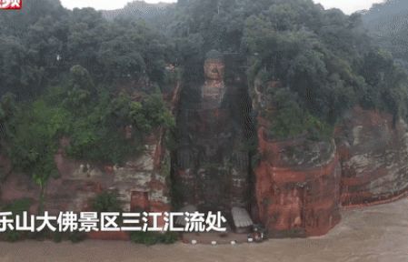 Trung Quốc: Cảnh nước lũ dâng tới chân tượng Phật khổng lồ
