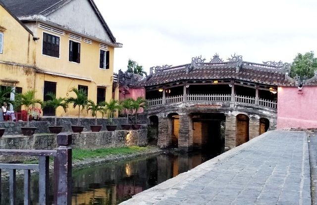 pho co hoi an diu hiu giua luc dich bung phat