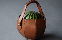 Nhật Bản: Túi xách sang trọng được thiết kế chuyên để... đựng dưa hấu
