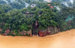 Hình ảnh lũ lụt ở Trung Quốc: Nước sông Trường Giang cao kỷ lục, đập Tam Hiệp mở 11 cửa xả