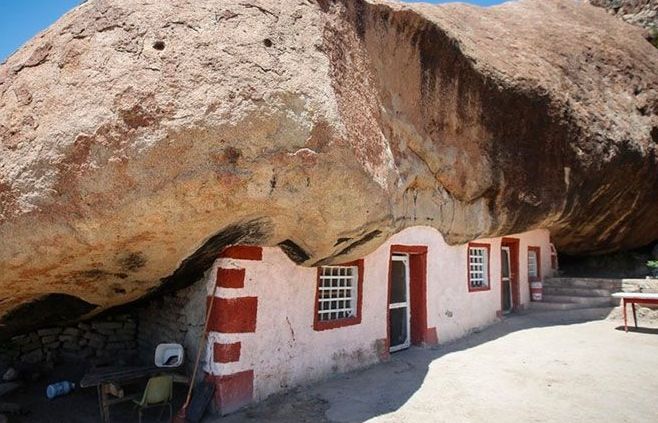 Mexico: Ngôi nhà kỳ lạ nằm dưới tảng đá nặng 850 tấn giữa sa mạc rộng lớn
