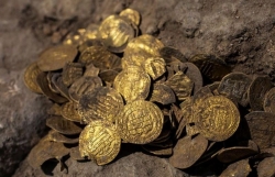 Vô tình đào được kho báu hơn 400 đồng tiền vàng từ 1.100 năm trước