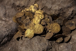 Vô tình đào được kho báu hơn 400 đồng tiền vàng từ 1.100 năm trước