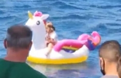 Hy Lạp: Bé gái 5 tuổi ngồi trên phao bị sóng cuốn trôi ra biển