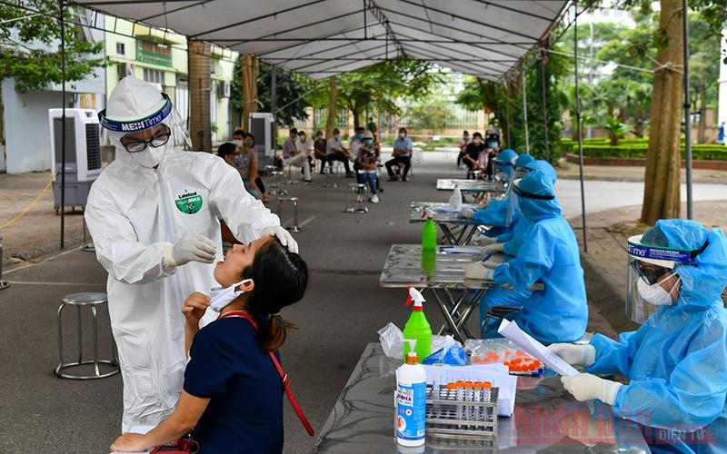 Covid-19: Hà Nội thông báo khẩn, đề nghị người dân có dấu hiệu ho, sốt... liên hệ ngay với y tế địa phương