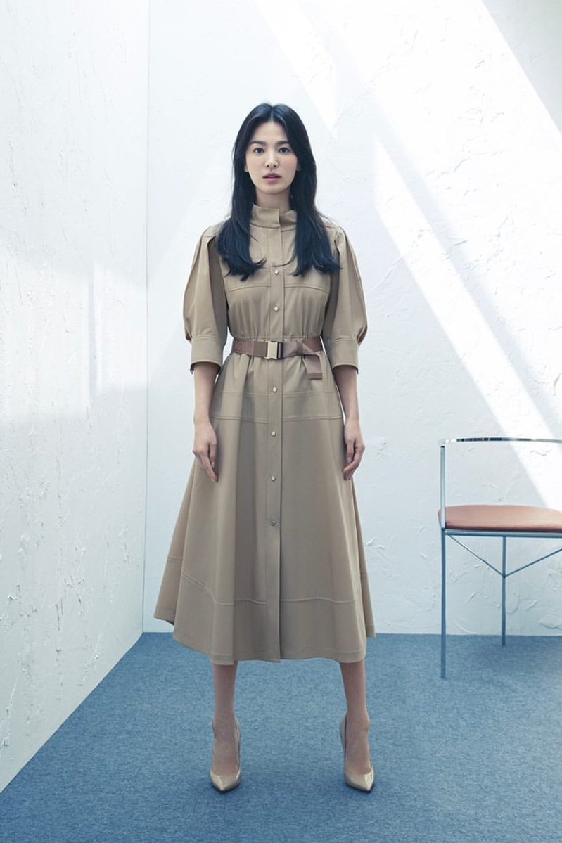 Tiếp tục được thương hiệu MICHAA chọn làm nàng thơ thể hiện bộ sưu tập Pre-Fall 2021 vừa trình làng, Song Hye Kyo gây ấn tượng bởi nhan sắc trẻ trung, cuốn hút ở tuổi 40. (Nguồn: Twitter)