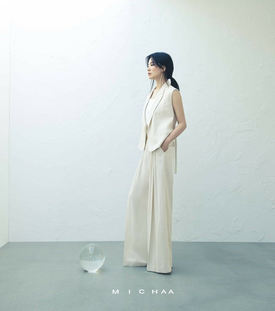 Ngắm nhìn Song Hye Kyo thanh lịch với trang phục công sở