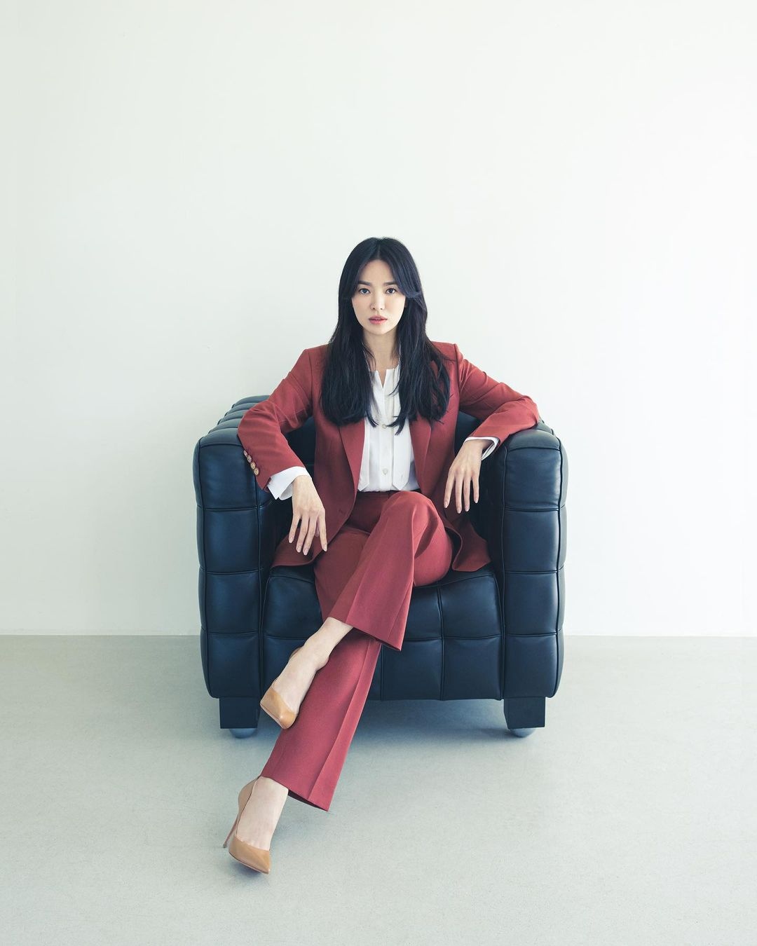 Ngắm nhìn Song Hye Kyo thanh lịch với trang phục công sở