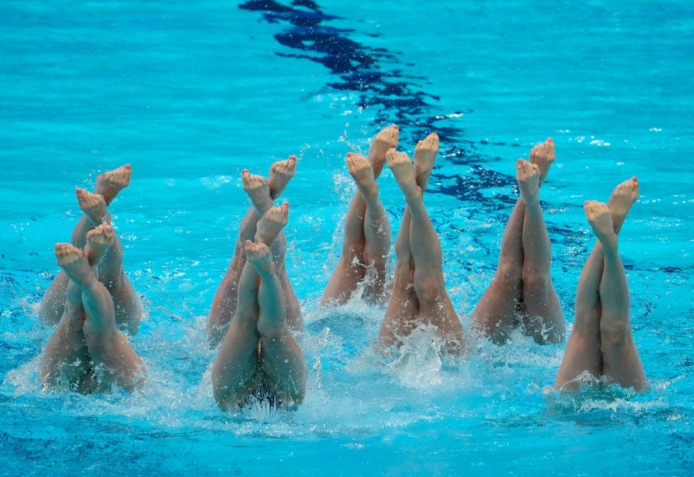 Xem các nữ VĐV xinh đẹp 'khiêu vũ' dưới nước tại Olympic Tokyo