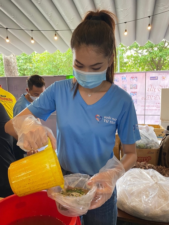 Covid-19 tại TP. Hồ Chí Minh: Dàn Hoa hậu, Á hậu... nấu 2.000 suất bún bò tặng tuyến đầu chống dịch