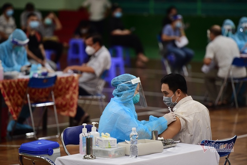 Covid-19 ở TP. Hồ Chí Minh: Thêm 3 quận, huyện hoàn thành tiêm vaccine mũi 1 cho người dân