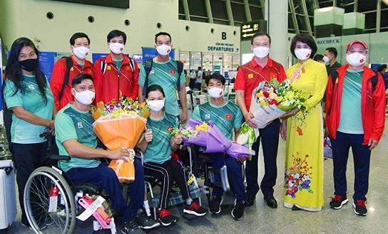 Thành viên Đoàn Thể thao người khuyết tật Việt Nam chuẩn bị lên máy bay tới Nhật Bản tham gia tranh tài ở Paralympic Tokyo 2020. (Ảnh: Quý Lượng)