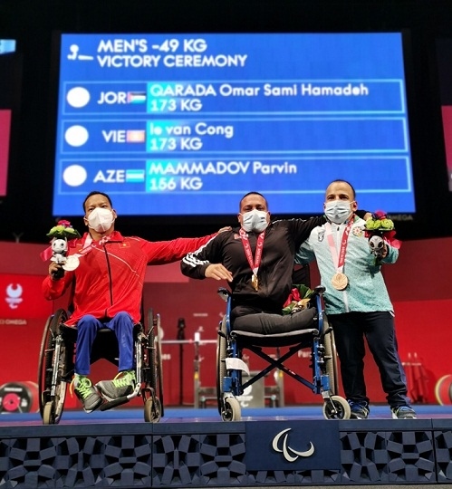 VĐV Lê Văn Công (bên trái) xuất sắc giành Huy chương Bạc tại Paralympic Tokyo 2020. (Nguồn: VTC News)