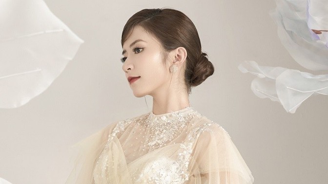 Thương ngày nắng về: Nét gợi cảm của Vân Vân khi làm mẫu bộ sưu tập váy cưới Hè Thu