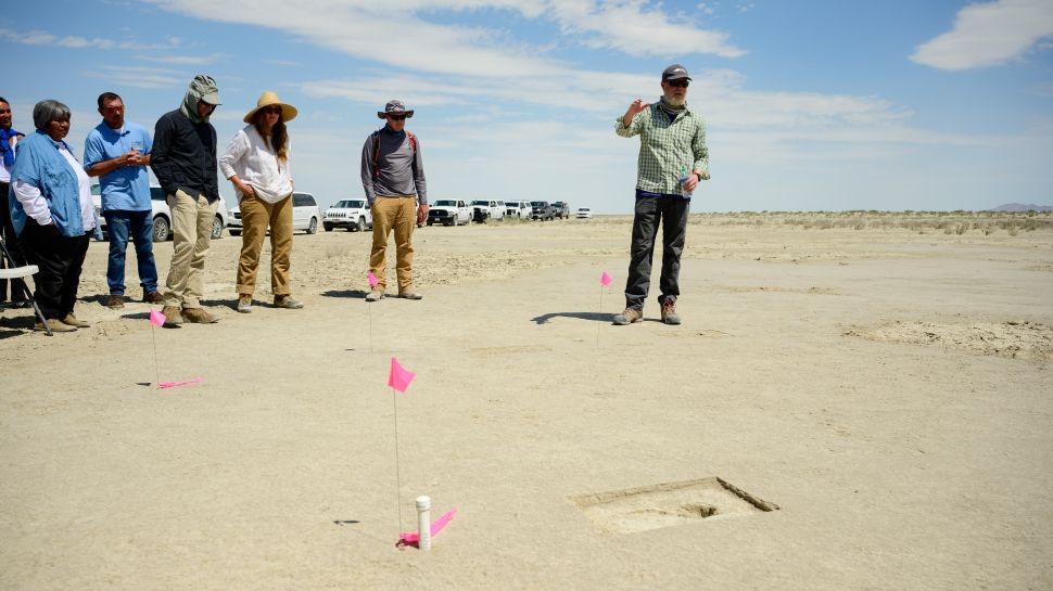 Giới khoa học làm sáng tỏ hiện tượng dấu bước chân người cổ đại ẩn hiện trên sa mạc