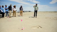 Giới khoa học làm rõ hiện tượng dấu chân người cổ đại ẩn hiện trên sa mạc