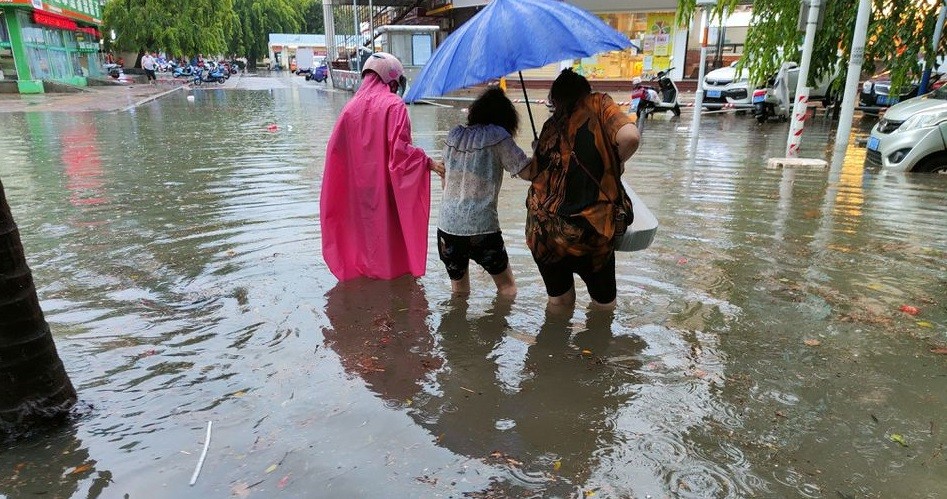 Trung Quốc ban bố cảnh báo về nắng nóng gay gắt và mưa lớn
