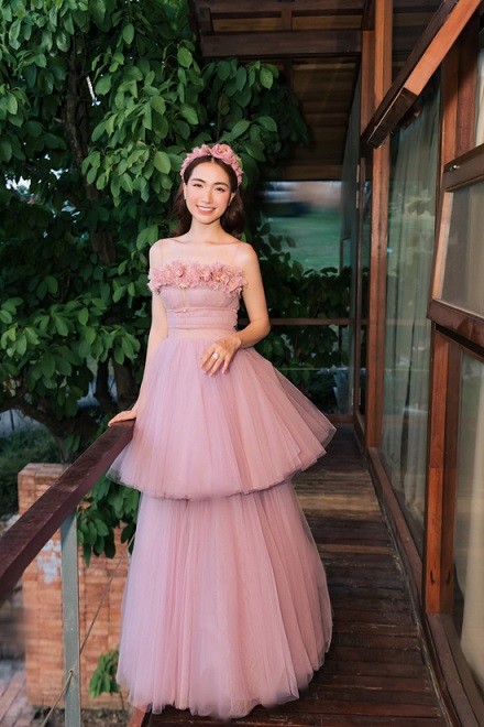 Khi đi hát, ngoài các kiểu váy ngắn, kiểu tối giản phù hợp với vóc dáng nhỏ nhắn, Hòa Minzy còn chọn mặc nhiều mẫu đầm công chúa điệu đà.