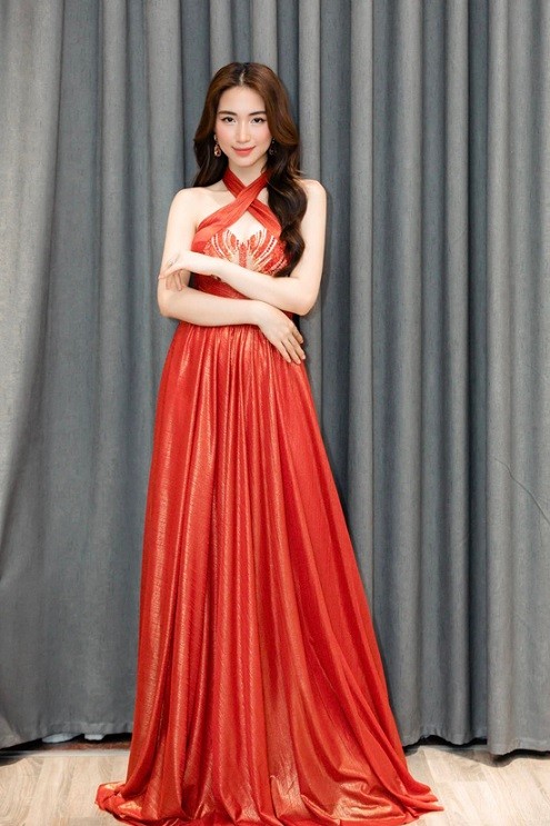 Bên cạnh đầm trắng - đen thông dụng, Hòa Minzy còn chọn mặc nhiều mẫu váy xây dựng trên tông màu nóng như hồng, đỏ, cam.