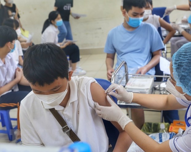 Tiêm vaccine Covid-19 mũi nhắc lại cho học sinh Hà Nội. (Nguồn: TTXVN)