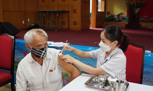 Tiêm vaccine Covid-19 mũi 4 cho người khuyết tật tại TP. Đồng Hới, tỉnh Quảng Bình. (Nguồn: SK&ĐS)