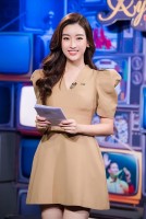 Hoa hậu Đỗ Mỹ Linh chọn phong cách công sở khi làm MC thể thao truyền hình