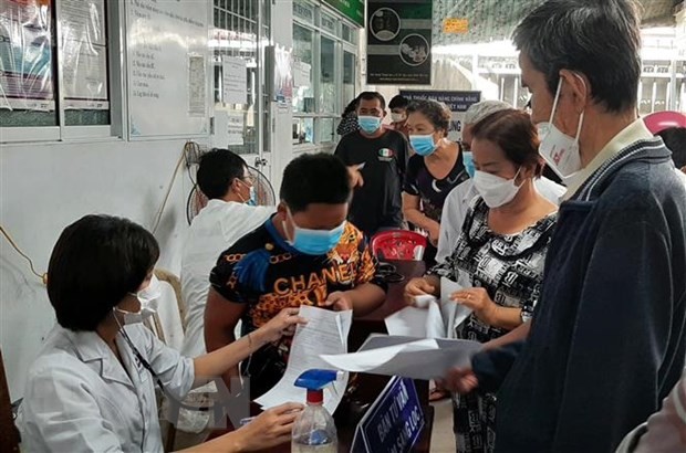 Kiểm tra sàng lọc sức khỏe trước khi tiêm vaccine Covid-19. (Nguồn: TTXVN)