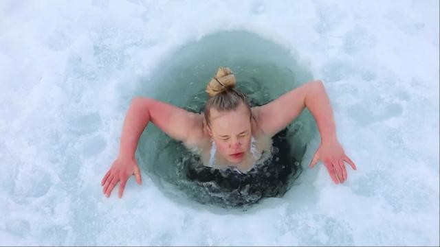 Cô gái tắm và bơi hàng ngày dưới lớp băng trong thời tiết âm 20 độ