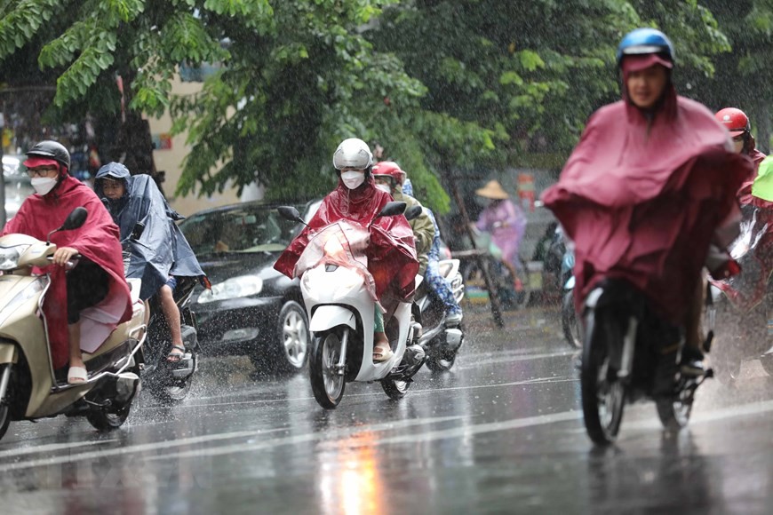Dự báo thời tiết đêm nay và ngày mai (11-12/8): Hà Nội, Bắc Bộ có mưa to cục bộ; Nam Trung Bộ, Tây Nguyên, Nam Bộ ngày nắng