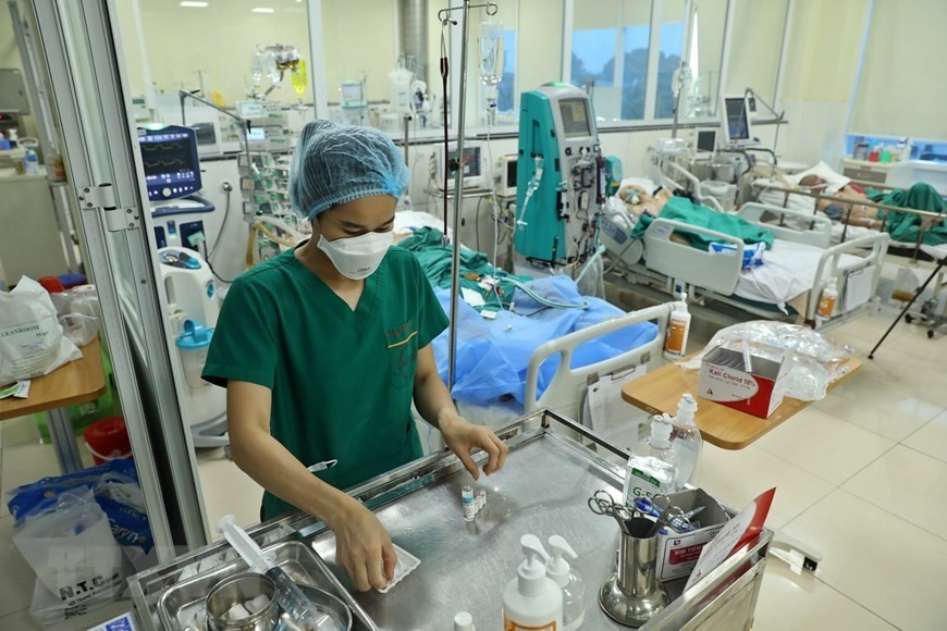 Nhân viên y tế chăm sóc, điều trị cho bệnh nhân Covid-19 nặng tại Khoa Hồi sức tích cực (Bệnh viện Bệnh Nhiệt đới Trung ương). (Nguồn: TTXVN)