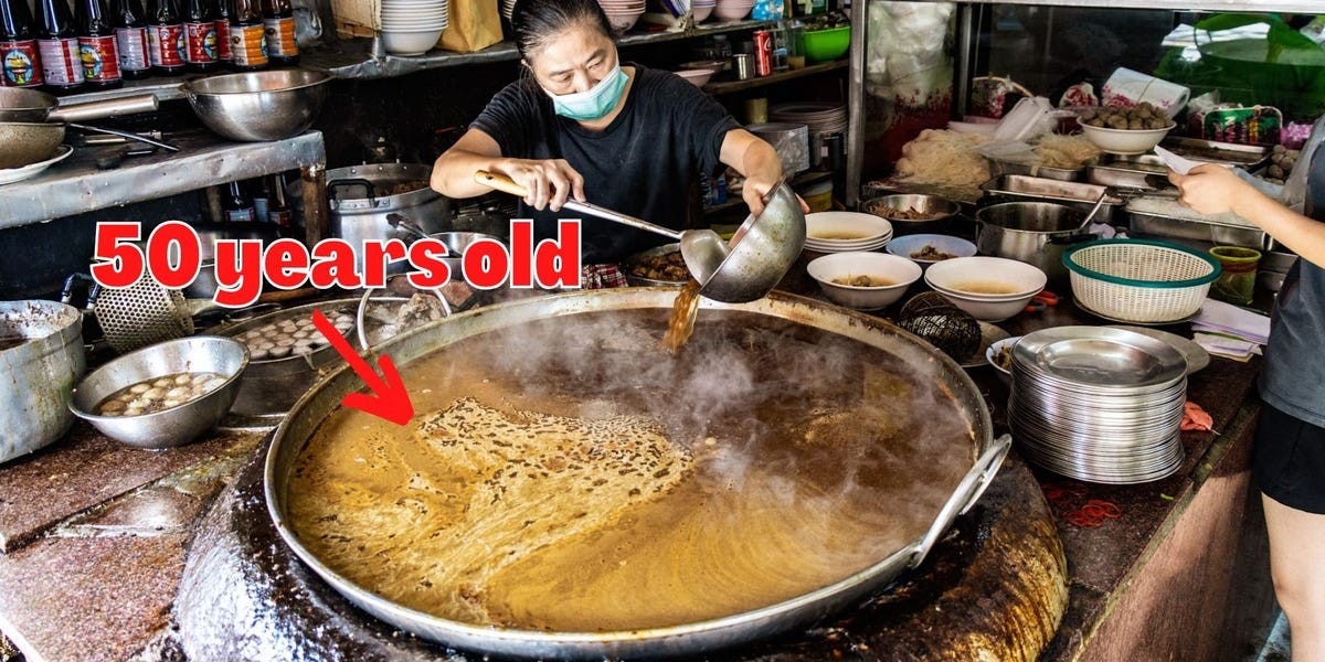 Bí quyết hương vị nồi nước hầm 50 năm tuổi tại nhà hàng Thái Lan