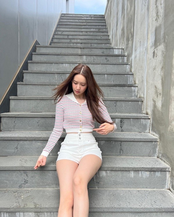 Để cải thiện vóc dáng, Yoona đã tích cực tập luyện kết hợp thay đổi chế độ ăn. Theo Channel Korea, Yoona tập thể dục cường độ cao với các bài tập tuần hoàn theo thứ tự: 4 phút tâp boxing, ba phút tập squat, hai phút gập gối và một phút đi bộ chậm. Bài tập này giúp nữ thần tượng tăng lượng cơ, đồng thời, đôi chân cô cũng trở nên săn chắc hơn. (Ảnh: Instagram yoona__lim)