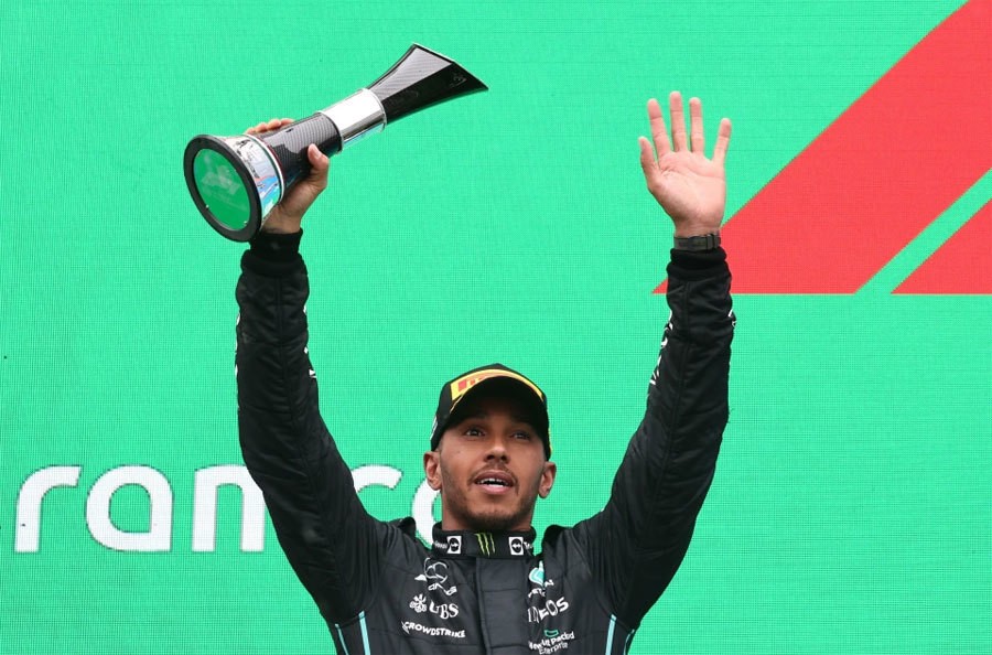 Theo nghiên cứu của Spotrac, Lewis Hamilton được trả lương 33 triệu bảng một năm, đứng đầu danh sách các tay đua có mức lương cao nhất làng F1. Ngôi sao đội Mercedes từng 7 lần vô địch thế giới, sánh ngang huyền thoại Michael Schumacher và là Á quân F1 mùa trước. Tuy nhiên mùa này anh thi đấu không tốt, chưa thắng một chặng nào và đang đứng thứ 6 bảng xếp hạng cá nhân.