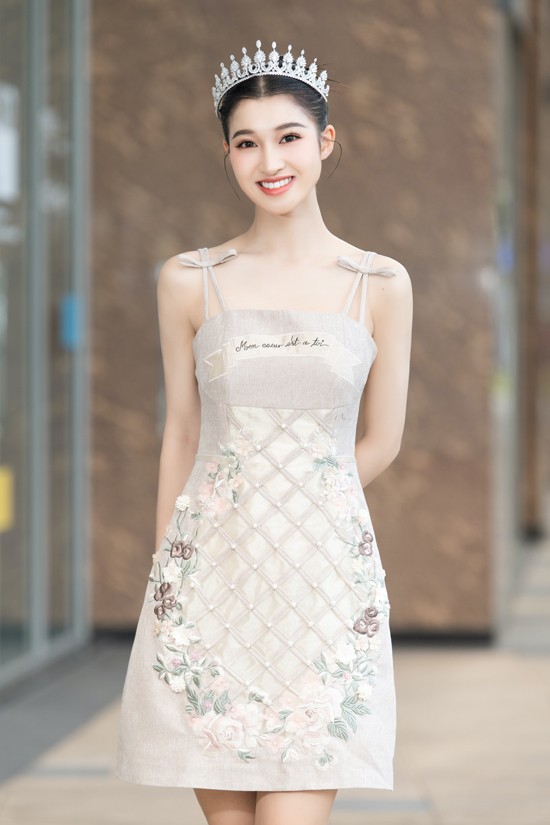 Á hậu Phương Nhi được khán giả khen mang vẻ đẹp 'thần tiên tỉ tỉ' tựa style nhẹ nhàng của hoa hậu Đặng Thu Thảo.