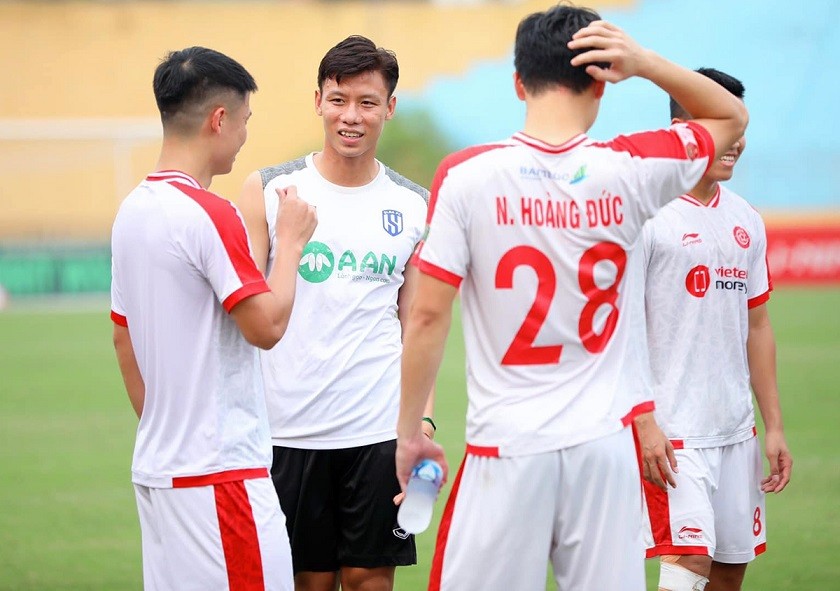 Chiều 18/8, CLB Viettel và SLNA có buổi tập trên sân Hàng Đẫy chuẩn bị cho cuộc chạm trán ở vòng 13 V-League 2022. Trận đấu này, Quế Ngọc Hải sẽ đối đầu với những người đồng đội cũ.