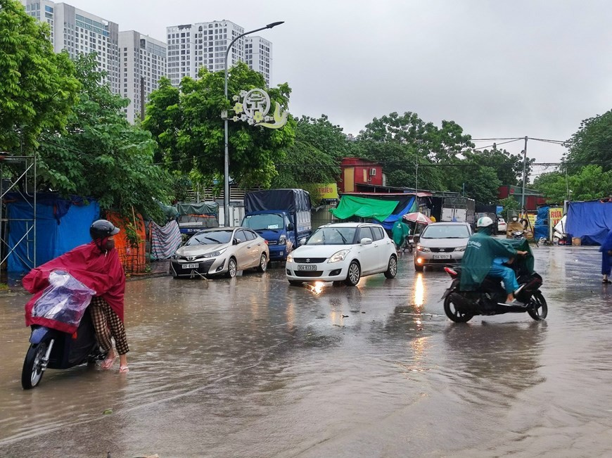 Dự báo thời tiết đêm nay và ngày mai (19-20/8): Hà Nội và cả nước có mưa to cục bộ; miền Trung mưa chiều, tối; Nam Trung Bộ ngày nắng