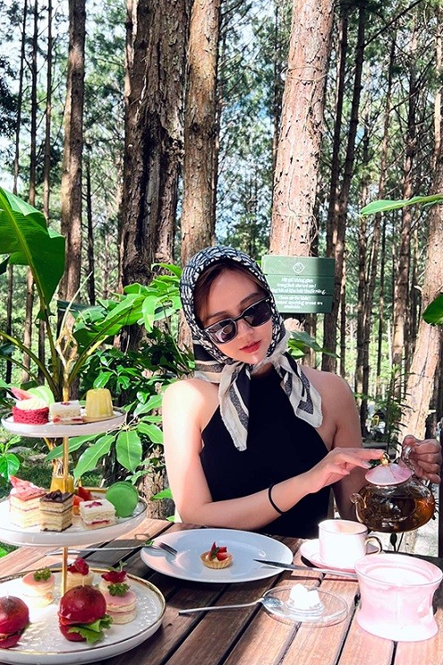 Nữ diễn viên vừa có chuyến du lịch ngắn ngày tại Đà Lạt, hưởng không khí se lạnh, trải nghiệm ngồi uống cà phê trong rừng thông.