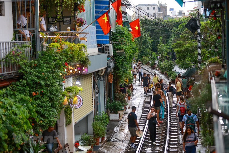 Dự báo thời tiết đêm nay và ngày mai (23-24/8): Hà Nội và cả nước tối mưa rào, dông rải rác. Nam Bộ mưa to cục bộ; Trung Bộ có nắng nóng