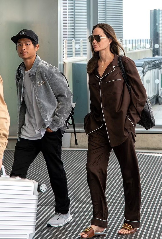 Angelina Jolie hiện đại với set đồ đen dạo phố