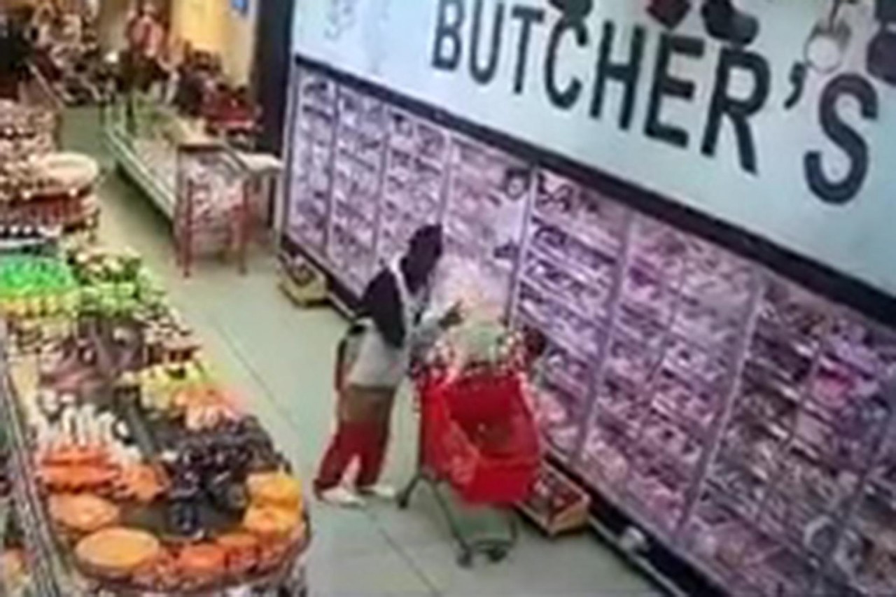 Nam Phi: Nam nhân viên siêu thị bị bắt giữ sau khi bế con gái của khách hàng ra khỏi xe đẩy