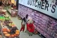 Nam Phi: Nam nhân viên siêu thị bị bắt giữ sau khi bế con gái của khách hàng ra khỏi xe đẩy