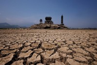 Trung Quốc: Hồ Bà Dương cạn trơ đáy lộ hòn đảo nghìn năm tuổi