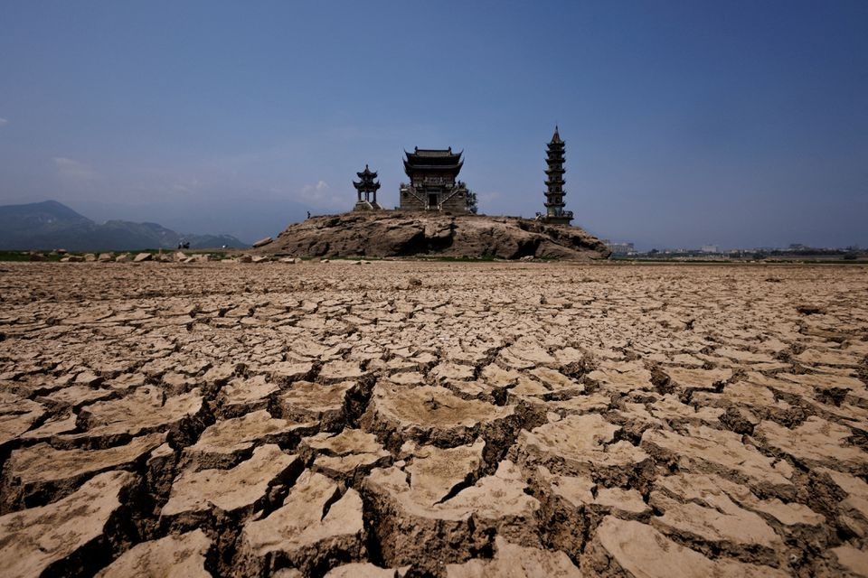 Trung Quốc: Hồ Bà Dương cạn trơ đáy lộ hòn đảo có ngôi chùa hàng nghìn năm tuổi