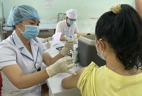 Tiêm vaccine phòng Covid-19 mũi 3 cho trẻ từ 12 đến dưới 18 tuổi tại trưởng THPT Lương Văn Chánh, TP. Tuy Hoà, tỉnh Phú Yên. (Ảnh: Thái Bình)
