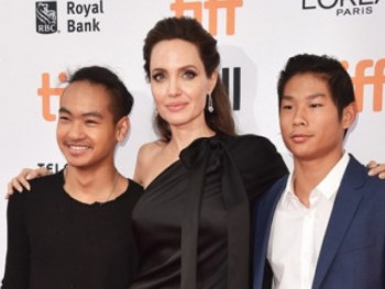 Angelina Jolie rạng rỡ cùng các con dự LHP Toronto