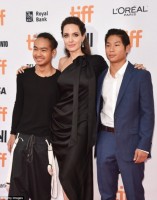 Angelina Jolie rạng rỡ cùng các con dự LHP Toronto