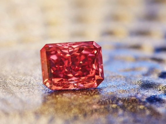 Viên kim cương đỏ “tỏa sáng vĩnh cửu” sắp được bán đấu giá