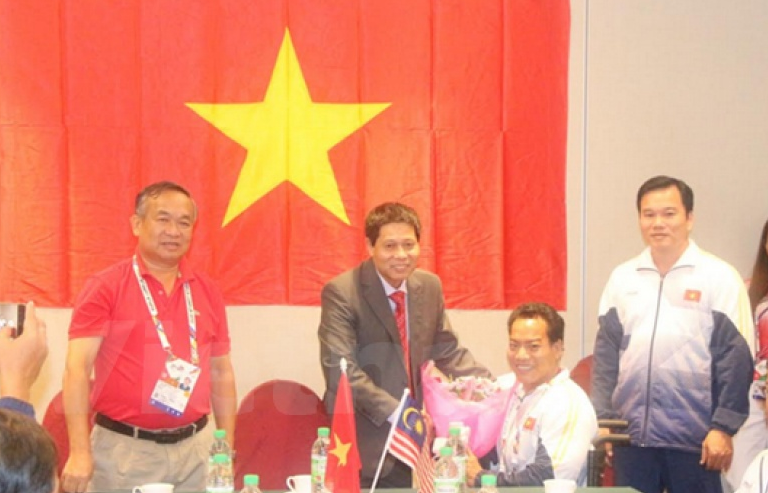 Đại sứ Lê Quý Quỳnh động viên đoàn thể thao dự ASEAN Para Games 9